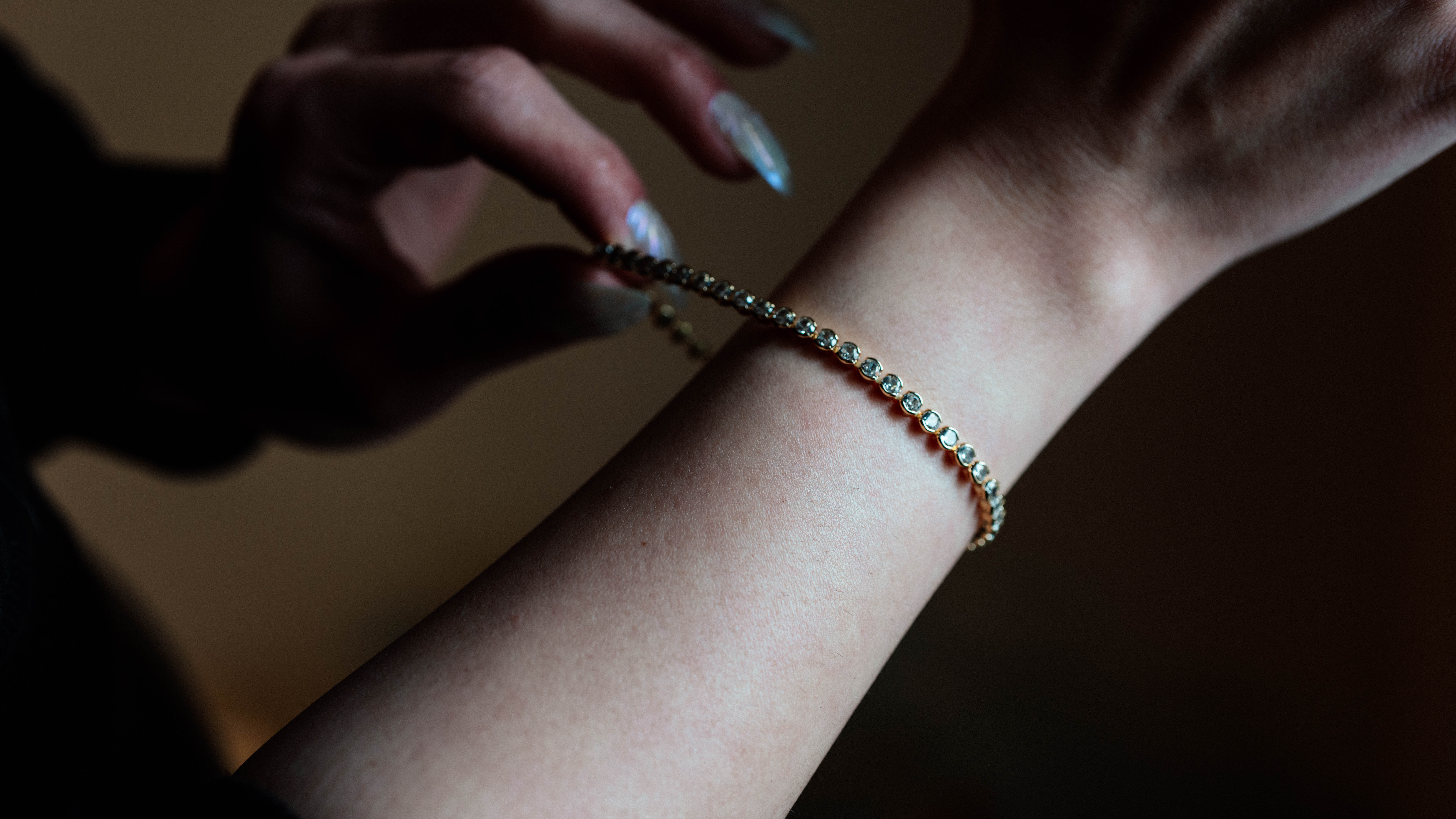 BEYAZ YUVARLAK TAŞLI SU YOLU KOLLUK